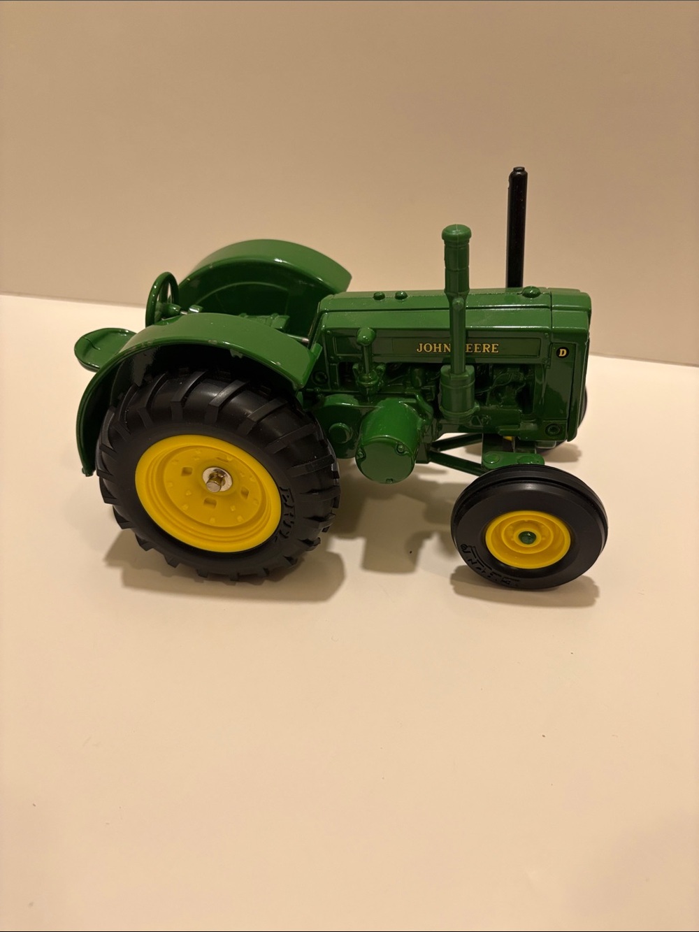 Ertl John Deere 1953 model D tractor, 1/16 scale.